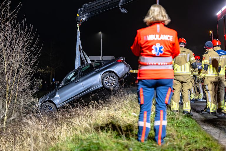 De gecrashte auto werd naar boven getakeld (foto: Jack Brekelmans/SQ Vision).