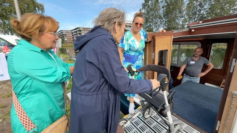 De boot heeft een lift zodat er ook een rolstoel of rollator in kan (foto: Jos Verkuijlen).