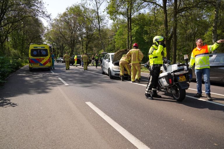 Vanwege het ongeluk in Erp werd de weg afgesloten (foto: Harrie Grijseels/SQ Vision).