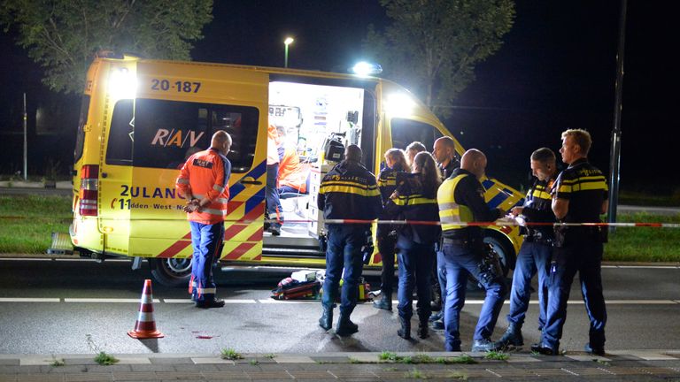 Diverse hulpverleners werden na de botsing in Breda opgeroepen (foto: Perry Roovers/SQ Vision).