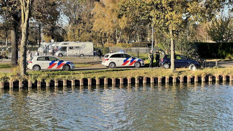 De automobilist kon bij het kanaal in Weert worden aangehouden (foto: Wdg/SQ Vision).