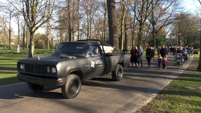 De kist met Peter op de Dodge in het Valkenbergpark.