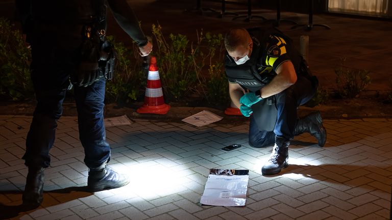 Na het horen van de schoten in Waalwijk werden vijf hulzen gevonden (foto: Iwan van Dun/SQ Vision).