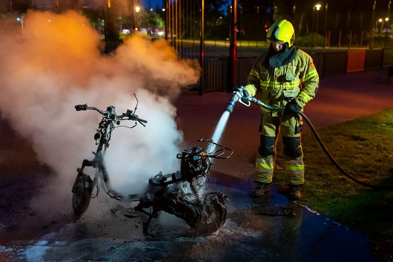 Van de scooter in Oss bleef niet meer dan een geraamte over (foto: Gabor Heeres/SQ Vision).