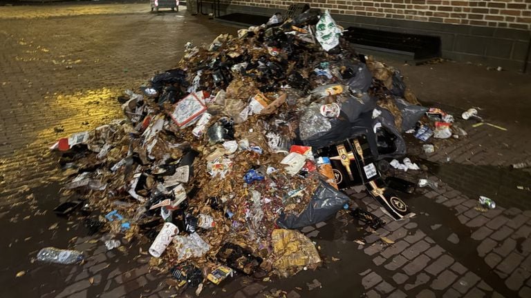 De veegwagens brengen het afval naar een centrale plek  waar de vuilniswagen het weer ophaalt (foto: Wilco Zonneveld).