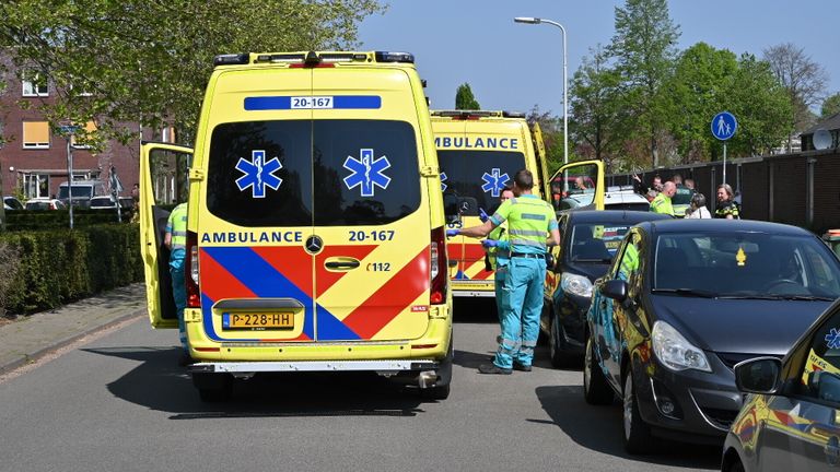 Vanwege de flatbrand in Breda werden twee ambulances opgeroepen (foto: Perry Roovers/SQ Vision).