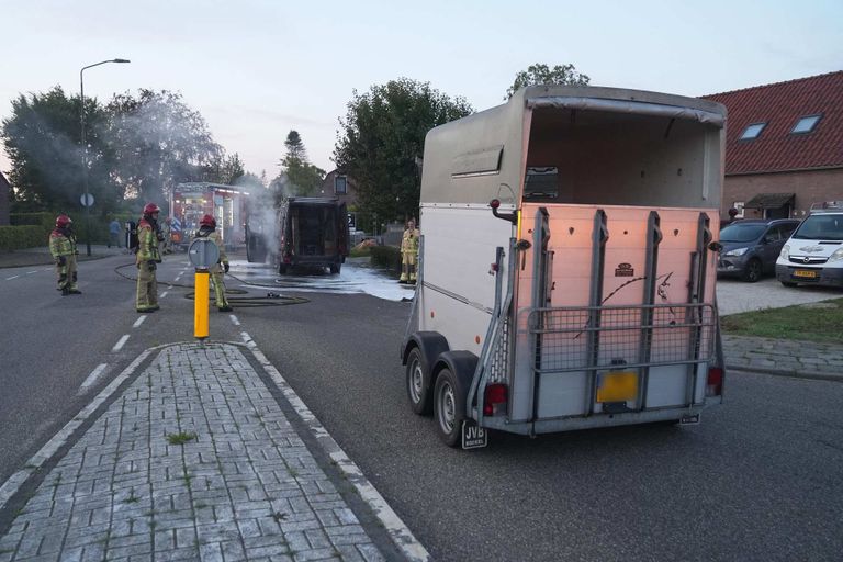 De bestuurder handelde snel door de veetrailer los te koppelen waardoor de geiten gespaard bleven (foto: WdG/SQ Vision).