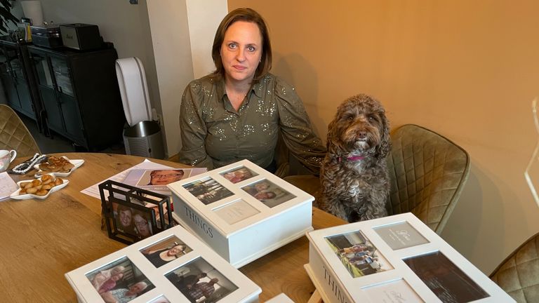 Wendy bij de herinneringsboxen voor haar moeder (foto: Tom van den Oetelaar).