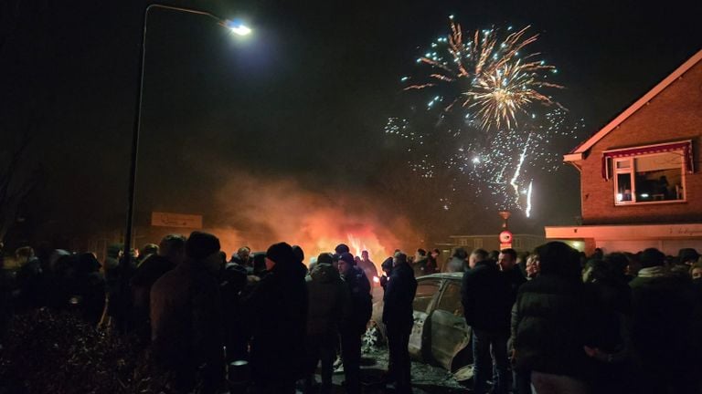 Het 'stoken' trekt elk jaar honderden belangstellenden (foto: SQ Vision).