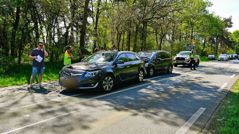 De auto's raakten bij de botsing in Borkel aanzienlijk beschadigd (foto: Rico Vogels/SQ Vision).