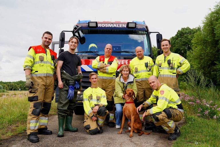 Het opgeluchte baasje en haar hond mochten op foto met de brandweer (foto: Bart Meesters / Persbureau Heitink).