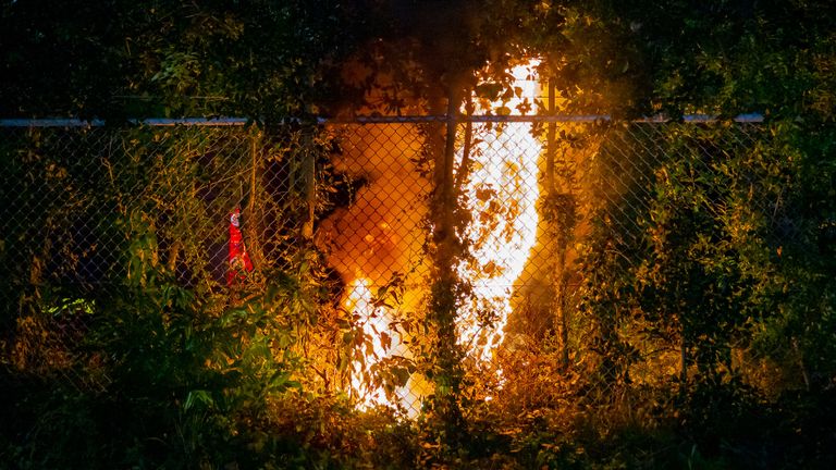 Dit keer stond op het bedrijventerrein in Drunen een stapel autobanden in brand (foto: Iwan van Dun/SQ Vision).