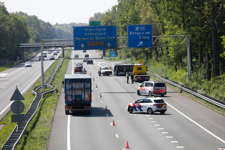 Vanwege het ongeluk op de A4 werden twee rijstroken afgesloten (foto: Christian Traets/SQ Vision).