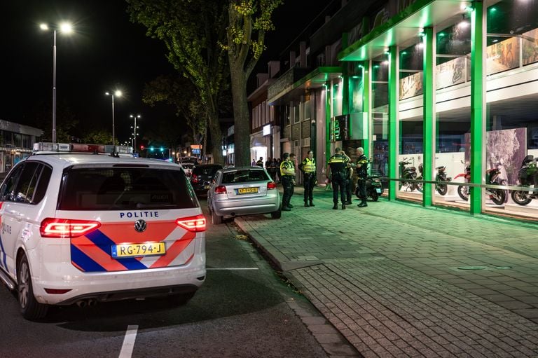De ontploffing aan de Ringbaan-Oost in Tilburg vond rond elf uur zaterdagavond plaats (foto: Jack Brekelmans/SQ Vision).