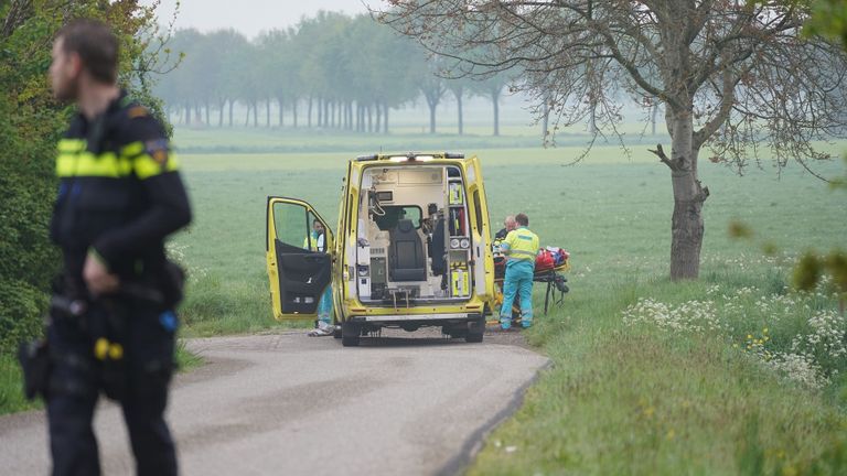 Een gewonde is in een ambulance naar een ziekenhuis gebracht (foto: Jeroen Stuve/SQ Vision).