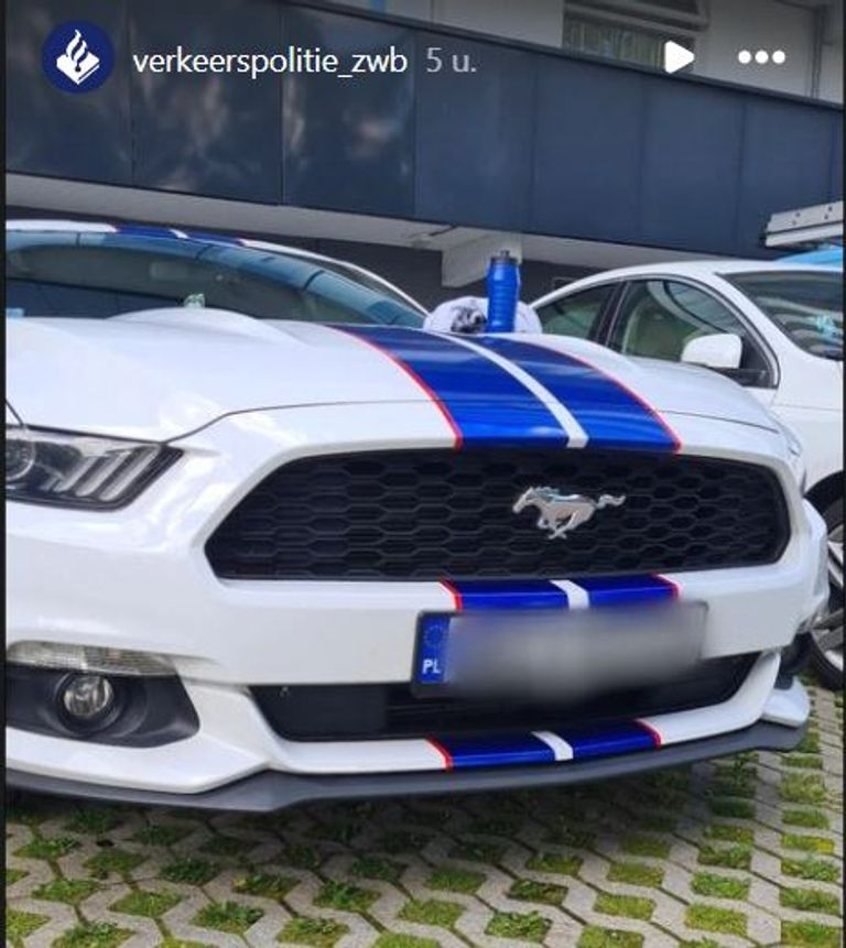 De bestuurder van de Ford Mustang reed auto ondanks een ingetrokken rijbewijs (foto: Instagram verkeerspolitie Zeeland-West-Brabant).