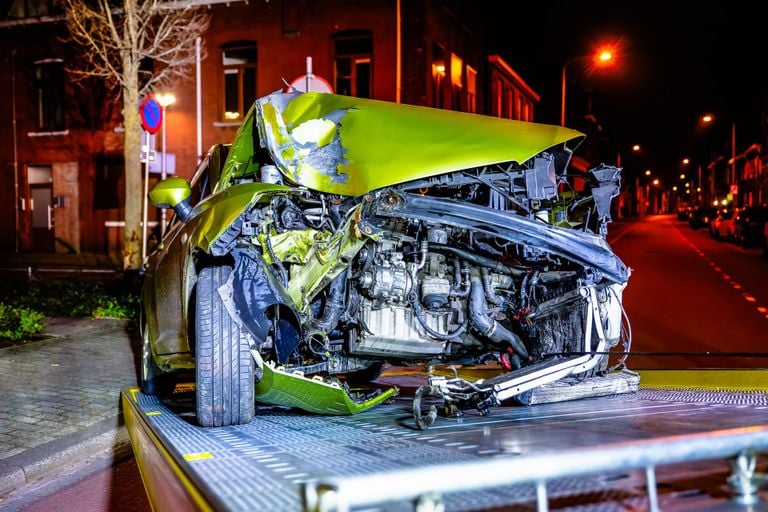 Een bergingsbedrijf nam de gecrashte auto mee (foto: Jack Brekelmans/SQ Vision).