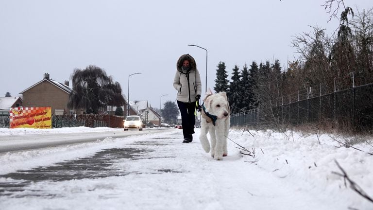 Tja, de hond uitlaten moet ook tijdens deze kou (foto: Ben Saanen).
