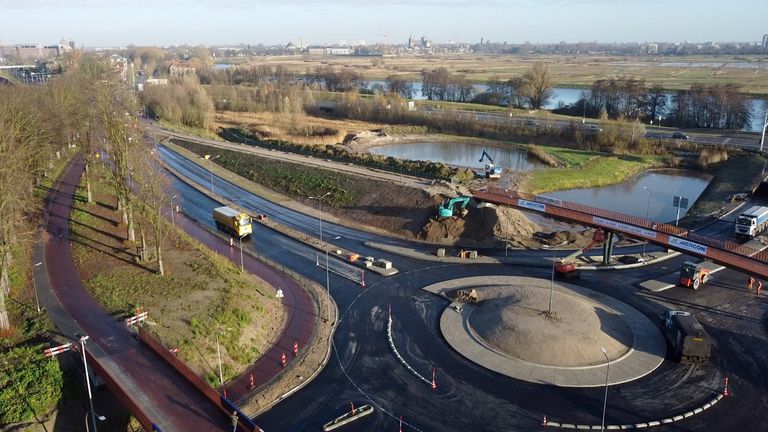 Nieuwe rotonde met op de achtergrond Den Bosch (foto: Jan Peels)