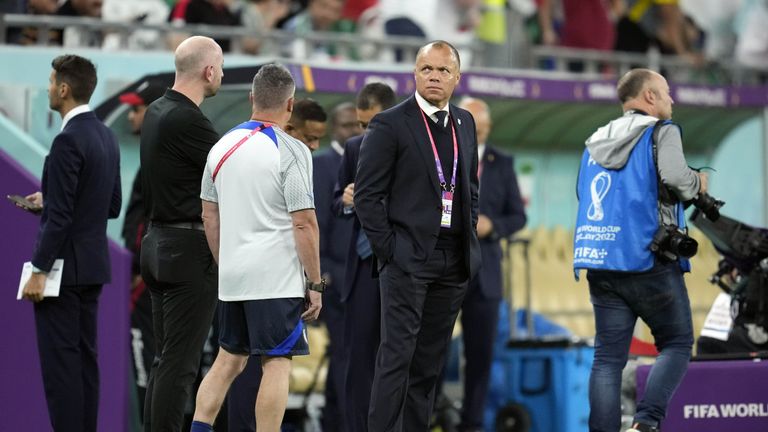 Earnest Stewart met het Amerikaans elftal op het WK in Qatar (Ashley Landis/AP).