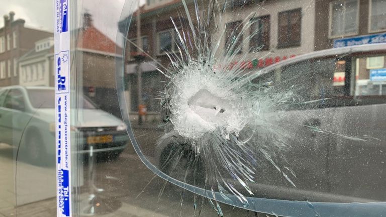 De kapperszaak van Ilias Amawa aan de Korvelseweg in Tilburg is beschoten (foto: Eva de Schipper).