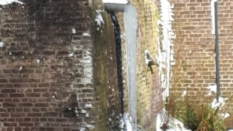 Een enorme ijspegel uit het muur van het kasteel in Gemert (Marianne de Vet)