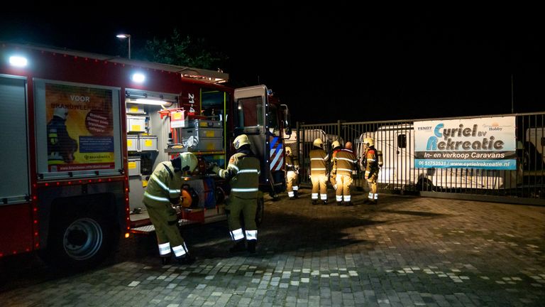 Vanwege de brand aan de Industrieweg in Drunen werd de brandweer opgeroepen (foto: Iwan van Dun/SQ Vision).