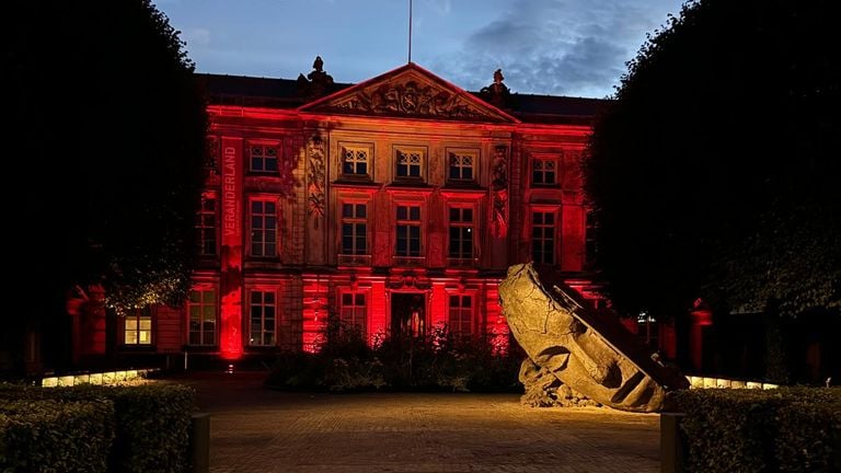 Noord-Brabants Museum is rood verlicht