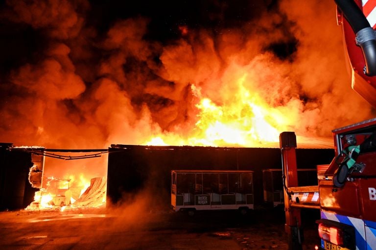 De vlammen sloegen metershoog uit het dak van de loods op het terrein van Beekse Bergen (foto: Toby de Kort/SQ Vision).