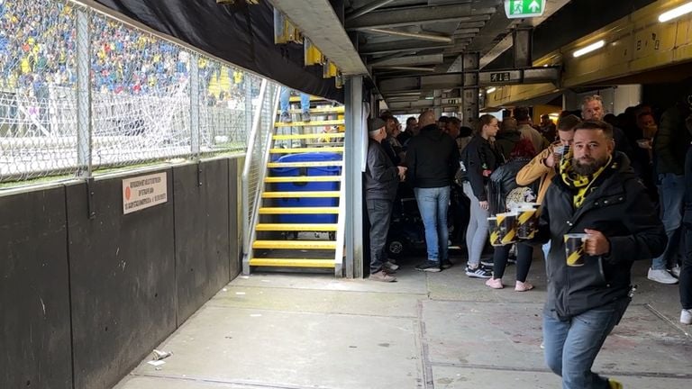 Onder de tribune van Vak G huist De Gracht Crew (foto: Omroep Brabant).