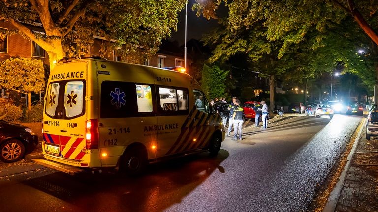 De scooterrijder werd na de botsing op de Kromstraat in Oss naar een ziekenhuis gebracht (foto: Gabor Heeres/SQ Vision).