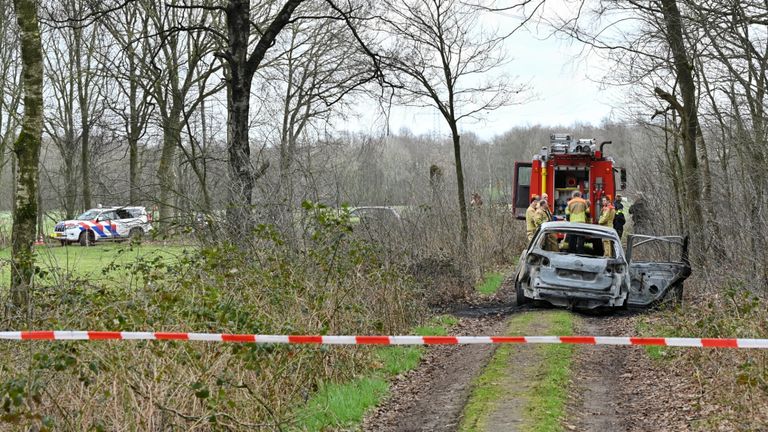 De politie doet onderzoek aan de Lage Logtsedijk in Oisterwijk (foto: Toby de Kort/SQ Vision).