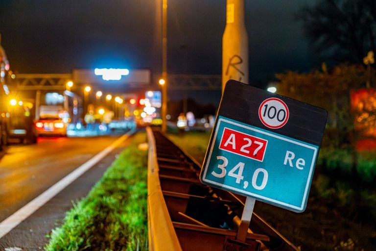 Het ongeluk op de A27 bij Sleeuwijk gebeurde rond halfvijf vrijdagnacht (foto: Jürgen Versteeg/SQ Vison).