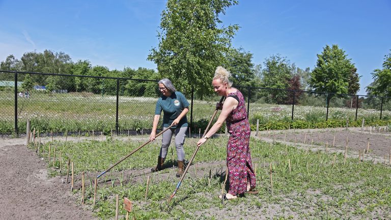 Begeleiders Marie-Louise en Anne aan het werk in de moestuin. (Foto: Karin Kamp)