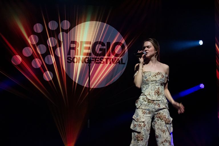 Onze Dominique op het podium van het Regio Songfestival in Maastricht (foto: Anouk Themen).