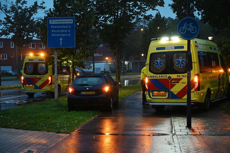 De gewonde fietsers zijn in een ambulance naar een ziekenhuis gebracht (foto: Perry Roovers/SQ Vision).