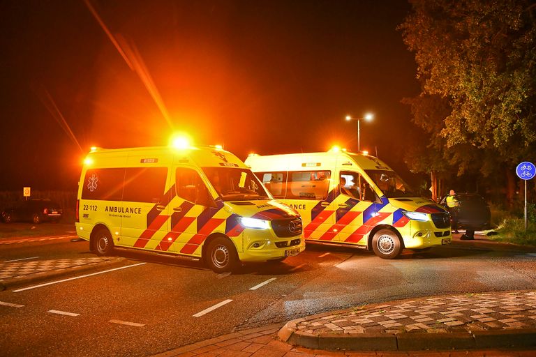 Een van de betrokkenen is nagekeken in een ambulance (foto: Rico Vogels/SQ Vision).