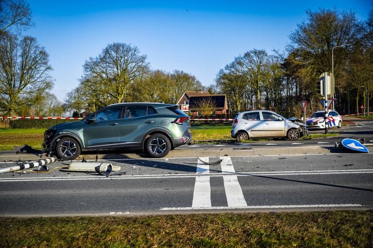 Flinke aanrijding op kruising (foto: Lucas Lammers/Persbureau Heitink).