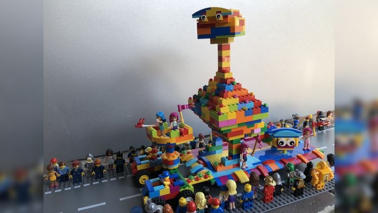 Uiteraard mag ook een carnavalsoptocht niet ontbreken. Deze LEGO-carnavalswagen is gemaakt door Cas van Dingenen.