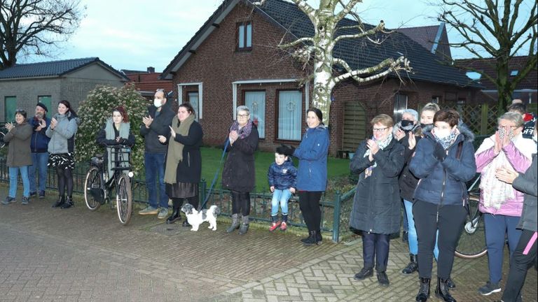 Er werd een erehaag gevormd voor zijn afscheid. Posbezorger Pierre met zijn vrouw en kind (foto: Yvonne Jacobs Fotografie).