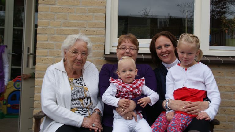 Vier generaties. In het midden Nan met links haar moeder, rechts Wendy en op schoot de kleindochters.