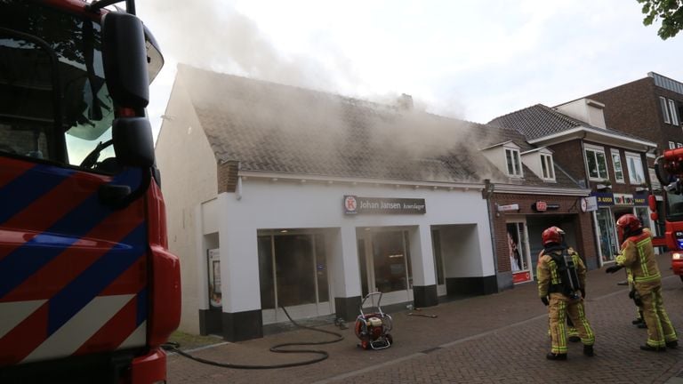 Het vuur bij de slagerij werd rond acht uur zondagochtend gemeld (foto: Harrie Grijseels/SQ Vision).