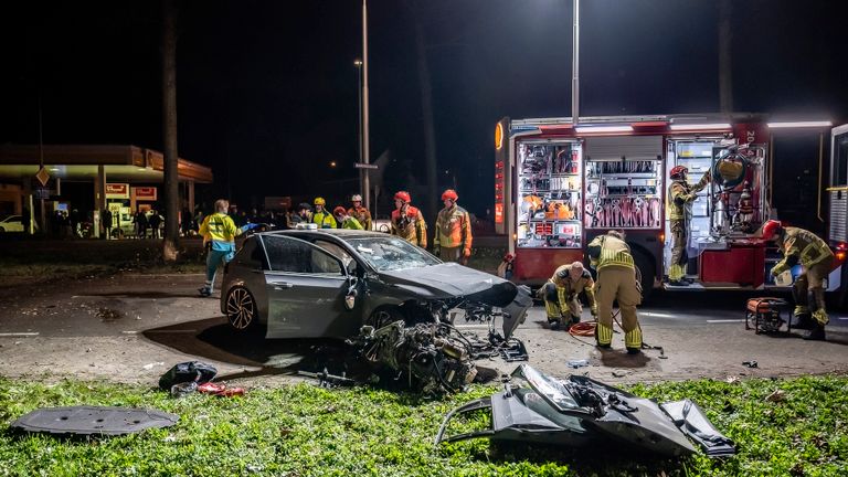 De hulpdiensten rukten massaal uit na de crash in Tilburg (foto: Jack Brekelmans/SQ Vison).