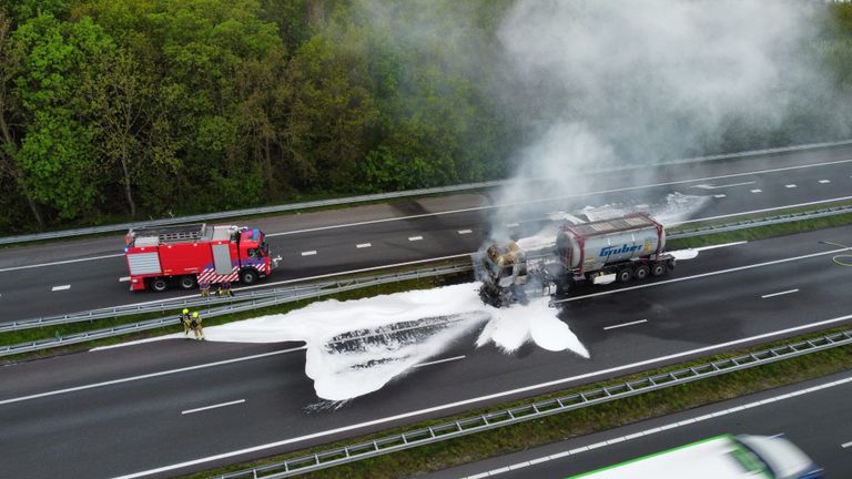 Het vuur is met water en schuim geblust (foto: Jimmy Pasman).