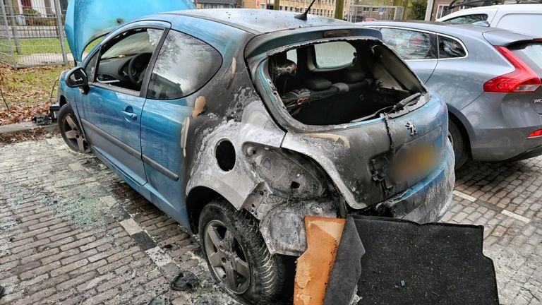 Van de auto in de Edisonlaan in Tilburg bleef weinig over (foto: Toby de Kort/SQ Vision).