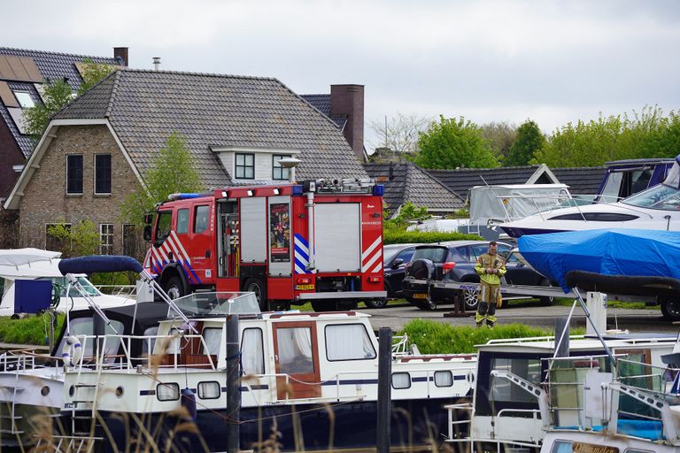 Vanwege de situatie op de boot in Raamsdonksveer werd de brandweer ingeschakeld (foto: Jeroen Stuve/SQ Vision).