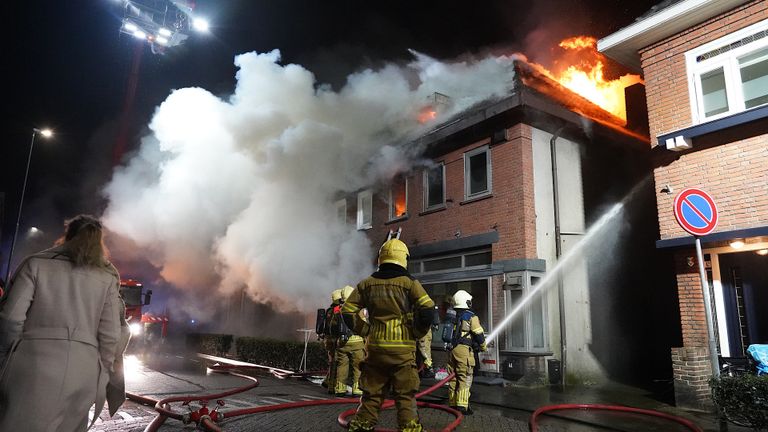 De brandweer bestreed het vuur in het huis aan de Kardinaal Van Rossumstraat in Dongen (foto: Jeroen Stuve/SQ Vision).