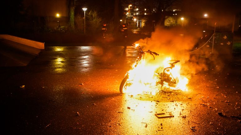Volgens een getuige zouden jongeren zwaar vuurwerk op de scooter hebben afgestoken (foto: Dave Hendriks/SQ Vision).