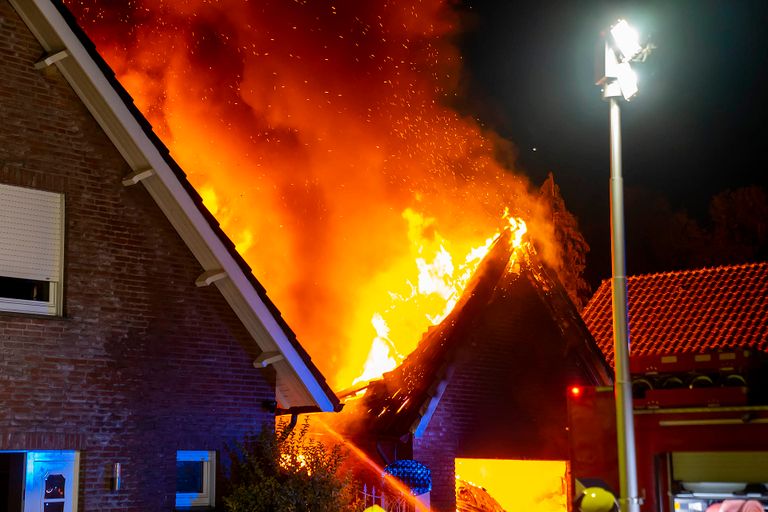 Uitslaande brand verwoest garage (Foto: Gabor Heeres/SQ Vision)