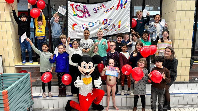 Trotse Isa (8) met haar diploma tussen haar klasgenootjes (foto: Jan Peels)